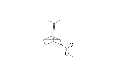 3-ISOPROPYLIDENTETRACYCLO-[3.2.0.0(2,7).0(4,6)]-HEPTAN-1-CARBONSAEURE-METHYLESTER